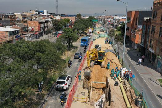 Obras del traslado de redes del Acueducto en el segundo tramo de intervención ubicado por la avenida Villavicencio entre la avenida Ciudad de Cali y la avenida Primero de Mayo.