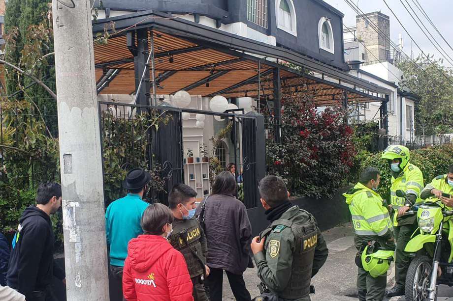 Clientes de un restaurante fueron víctimas de un robo masivo en Chapinero.