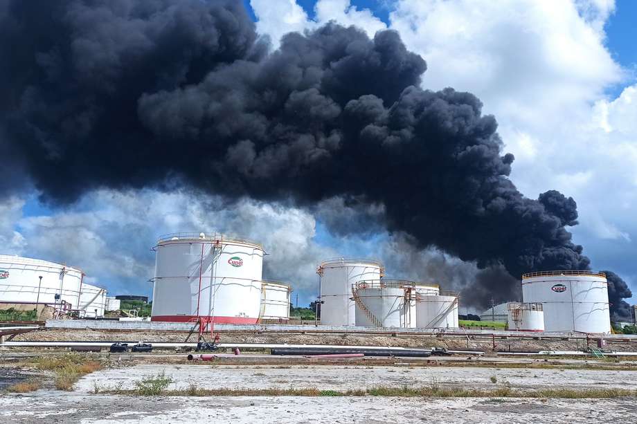 Fotografía de la columna de humo generada por el incendio en un depósito de combustible, en Matanzas (Cuba). 