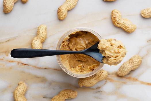 Al elegir mantequilla de cacahuate, es importante leer las etiquetas y buscar opciones que contengan ingredientes mínimos 