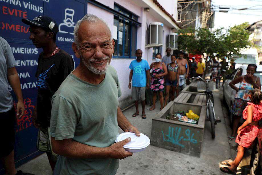 Habitantes de la favela da Maré hacen fila para recibir alimento el 13 de octubre de 2020, en Rio de Janeiro (Brasil).