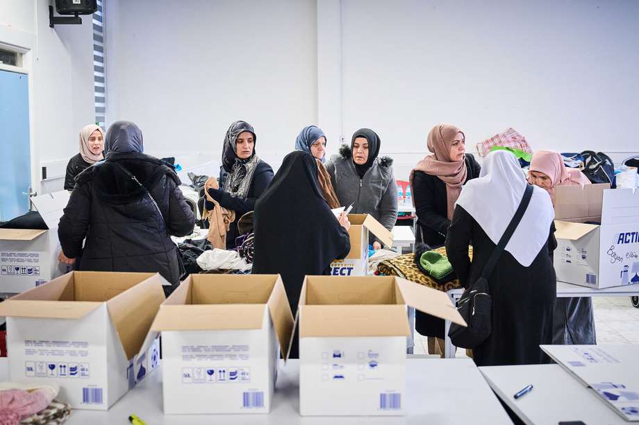 Mujeres turcas empaquetan la ropa, mantas y otros artículos recogidos en un centro turco en La Haya, Países Bajos, el 07 de febrero de 2023, para su transporte a la zona de desastre del terremoto en Turquía.