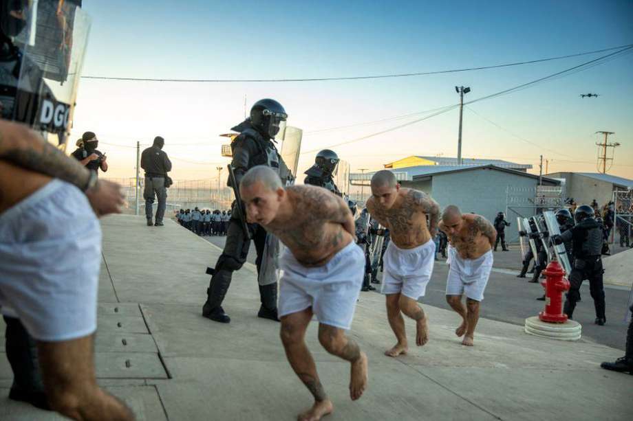 Así fue el traslado de pandilleros al Centro de Confinamiento del Terrorismo (CECOT), la nueva mega cárcel salvadoreña.