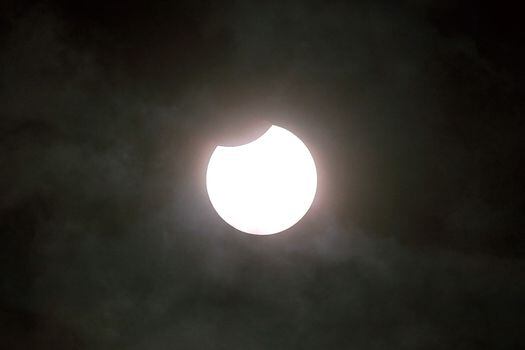 En su punto máximo, la Luna cubrirá el 64% del disco solar.