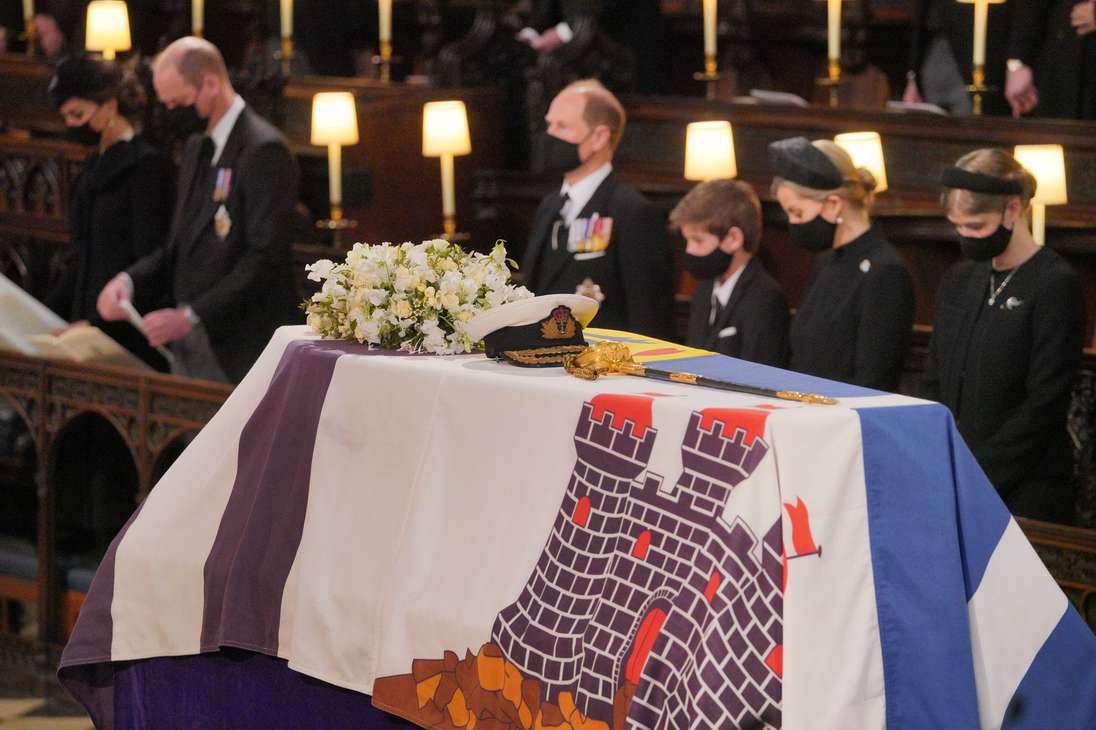 El príncipe Felipe de Edimburgo tenía 99 años cuando falleció el 9 de abril de 2021. Debido a la pandemia de coronavirus, en su funeral estuvieron presentes solo 30 personas, quienes debieron usar tapabocas y conservar el distanciamiento social. Su funeral se realizó en la capilla San Jorge, en el castillo de Windsor.
