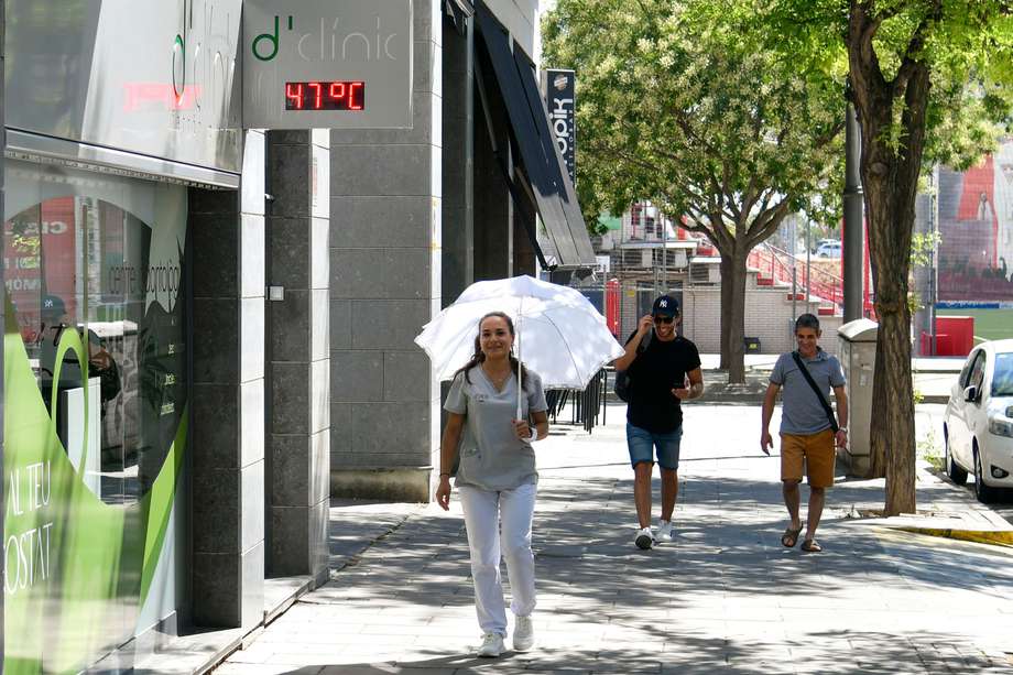  Una mujer pasa por una farmacia cuyo termómetro marca 47º en una calle del centro de Lleida. EFE/Ramon Gabriel
