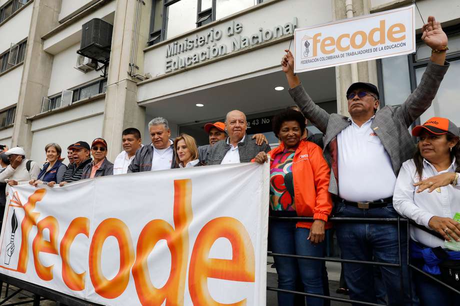 Centenares de docentes marcharon este martes en Bogotá en una protesta convocada por la Federación Colombiana de Trabajadores de la Educación (Fecode) para pedir mejorar las condiciones educativas.
