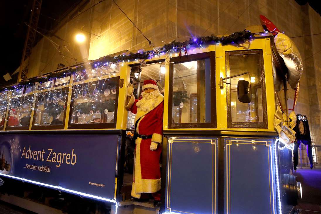 Zagreb (Croatia), 23/12/2022.- Santa Claus greets residents and tourists in a tram in Zagreb, Croatia, 23 December 2022, ahead of the Christmas holidays. (Croacia) EFE/EPA/ANTONIO BAT