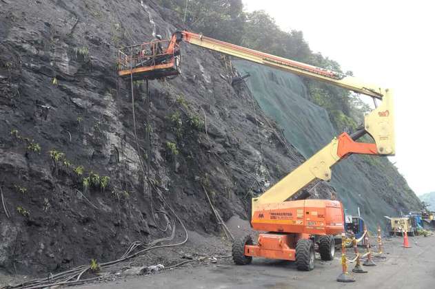 Carril afectado por la montaña en vía La Vega-Villeta sería reabierto en diciembre