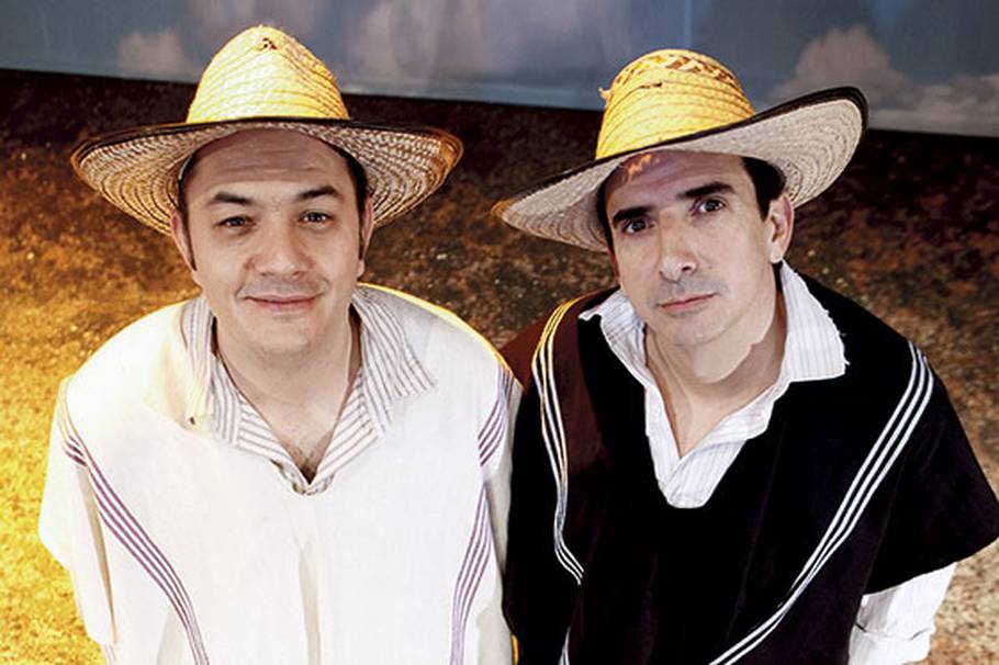 Julián Arango y Antonio Sanint se pusieron de ruana el teatro en Bogotá