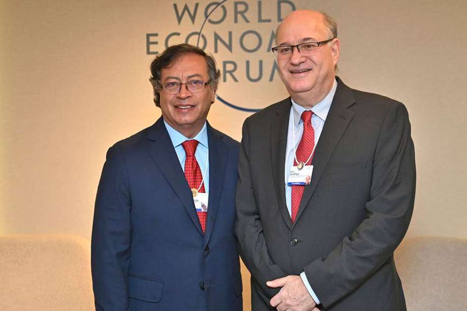 El presidente de Colombia, Gustavo Petro, junto con el presidente del BID, Ilan Goldfajn.