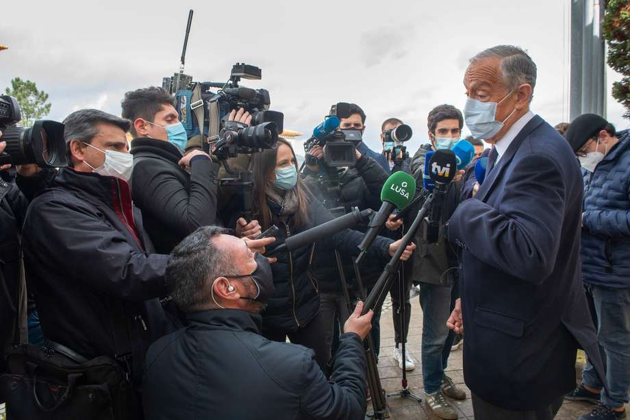 El presidente de Portugal Marcelo Rebelo de Sousa le habla a la prensa luego de haber votado.