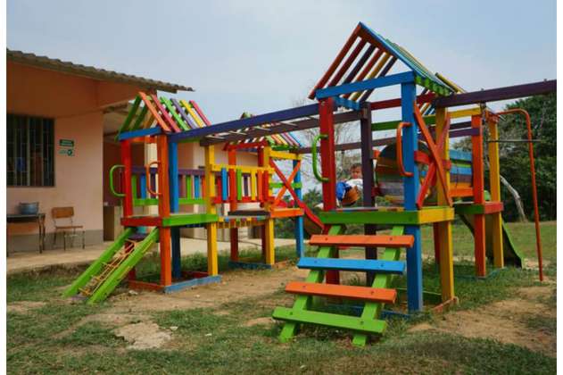 Construyen parque a base de plástico reciclado en Boyacá