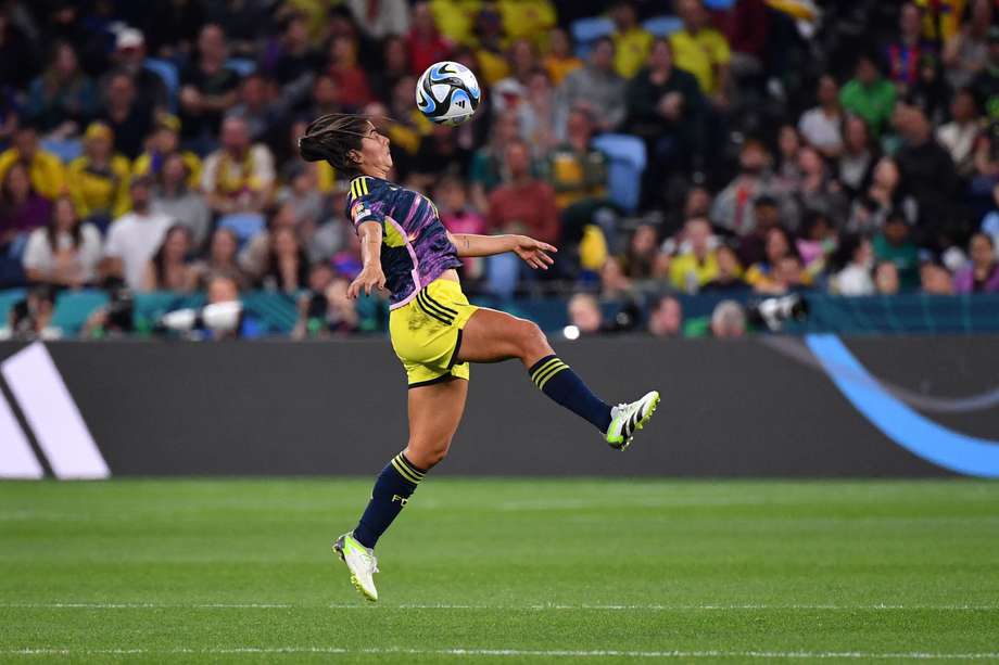 Catalina Usme intenta controlar un balón en el juego en el que Colombia venció a Alemania en el Mundial de Australia-Nueva Zelanda.