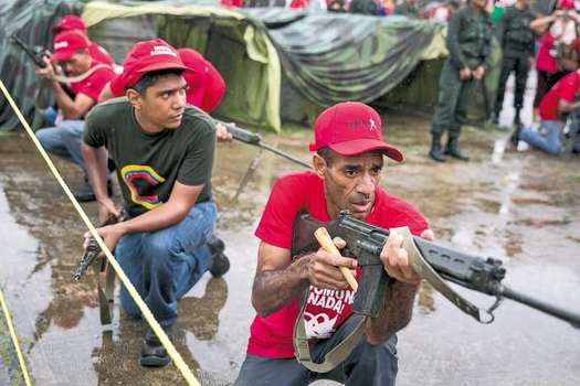 Los colectivos chavistas son una ficha clave dentro del círculo de poder en Venezuela y se encargan de sembrar “el terror con sus rostros cubiertos”.   / EFE