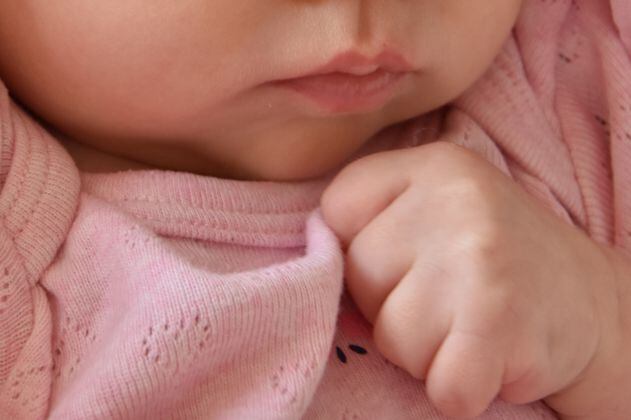 Cortar el frenillo de la lengua de los bebés, una moda que preocupa a los médicos