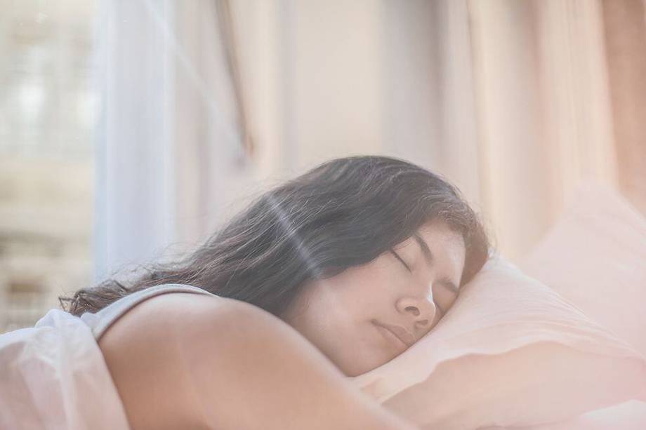 El exceso de carga laboral o en casa, o de ambas, exige al menos 20 minutos más de sueño para que el cuerpo de la mujer se reponga.