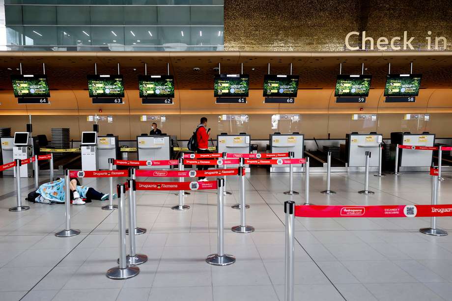 La incertidumbre y la indignación reinó este martes en los principales aeropuertos colombianos por la cancelación de operaciones de la aerolínea de bajo costo Viva, que dejó en tierra a miles de pasajeros.