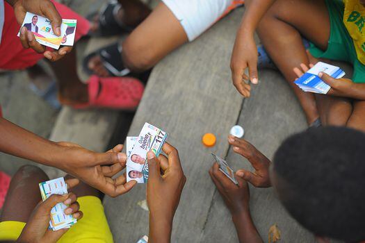 En Murindó, las tarjetas de publicidad de candidatos al Congreso son utilizadas por lo niños cual naipes de juego. / Fotos: Cristian Garavito - El Espectador