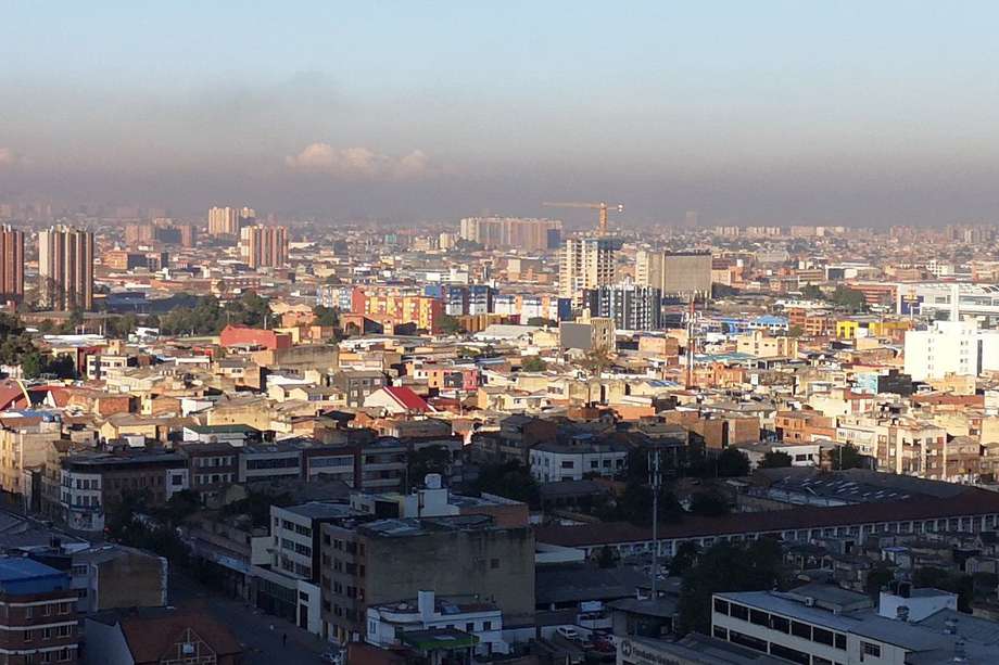 Los ciudadanos de Bogotá han reportado una gruesa capa de Smog sobre la ciudad en el comienzo de este fin de semana.