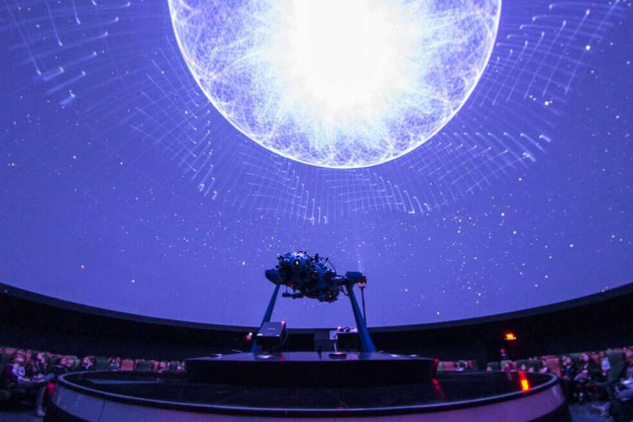 El Planetario de Bogotá reabrirá sus puertas a partir del 24 de octubre. De martes a domingo, incluyendo festivos, de diez de la mañana a cinco de la tarde, el público podrá disfrutar del recorrido Misión Quynza, ‘De camino a la Luna’. 