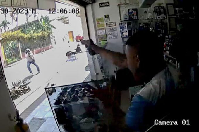 Video: vendedor se enfrentó a tiros con supuesto ladrón para defender su negocio