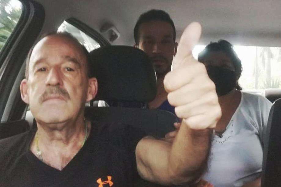 Francisco Alvarado, en compañía de su familia, tras su liberación por parte de la disidencia de las Farc.
