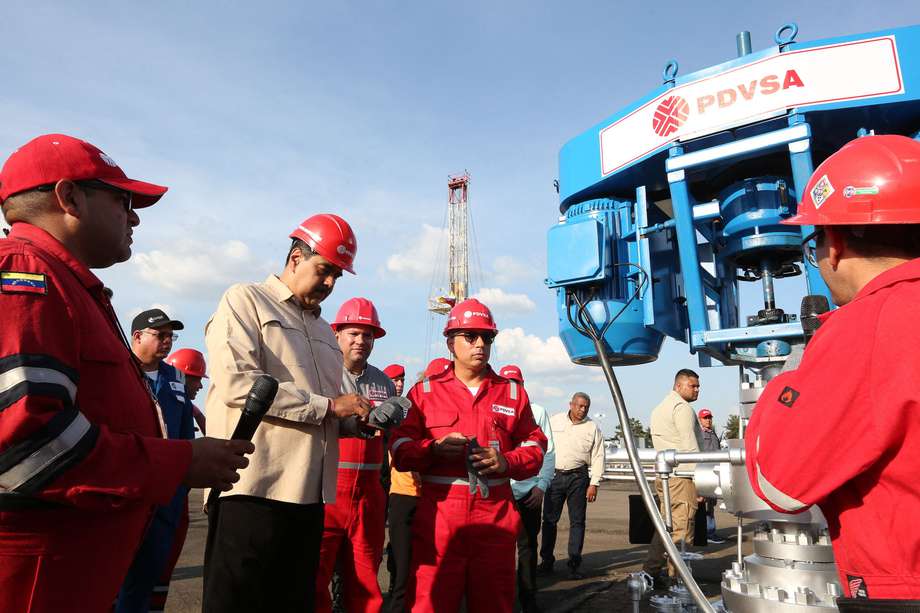 El presidente de Venezuela, Nicolás Maduro (centro), participa en la entrega de 50 pozos petroleros del campo petrolero Cacique Chaima para producir alrededor de 9.000 barriles por día.