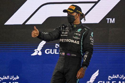 Lewis Hamilton celebra tras ganar la primera carrera del año de la Fórmula 1.