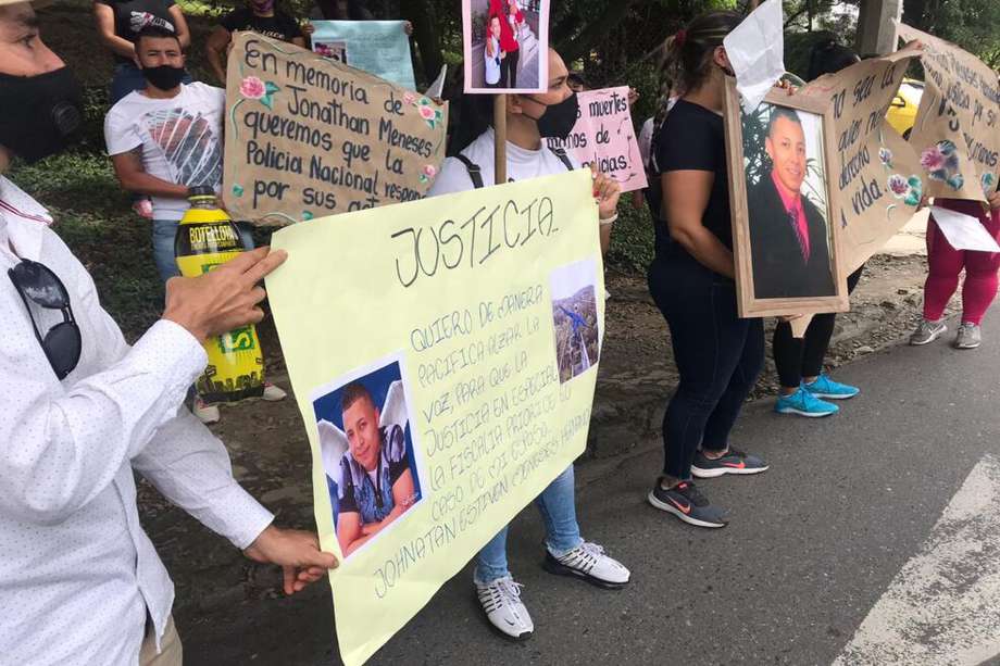 A lo largo de este viernes decenas de vecinos y amigos de Meneses se han manifestado en las calles en contra de la muerte del hombre de 30 años.