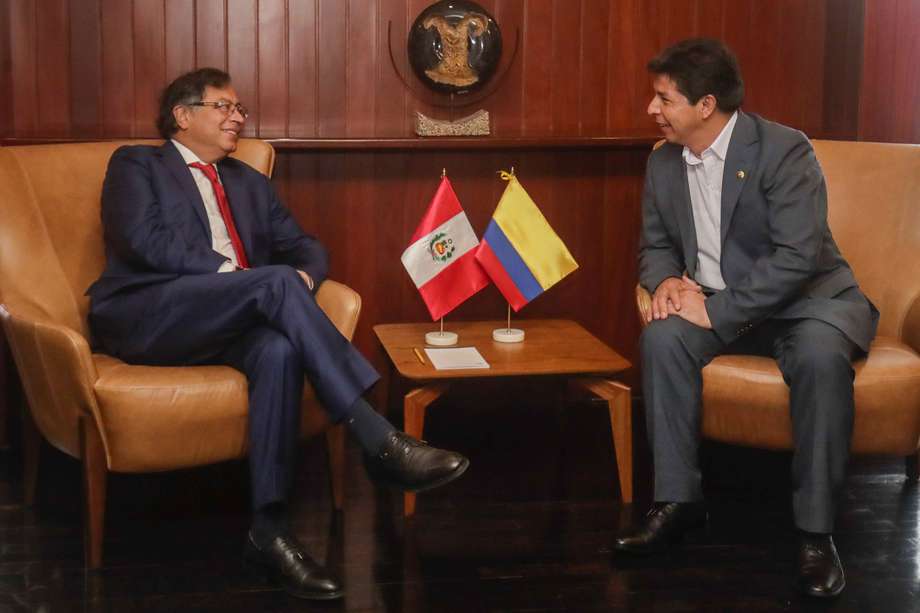 El expresidente de Perú, Pedro Castillo (d), y el presidente de Colombia, Gustavo Petro (i), durante la Cumbre de la Comunidad Andina (CAN) en Lima.