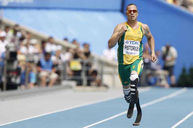 Oscar Pistorius, leyenda paralímpica, sale de prisión con libertad condicional
