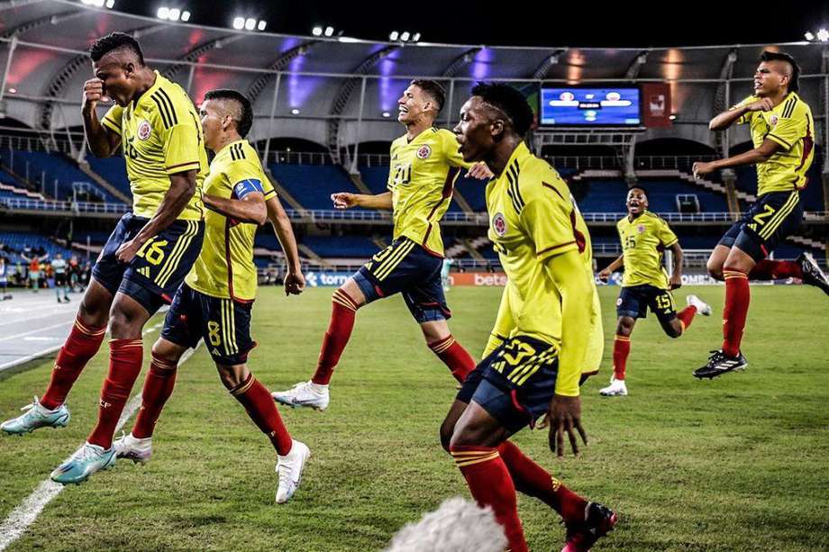 Los jugadores de la selección de Colombia celebran su victoria contra su par de Perú.