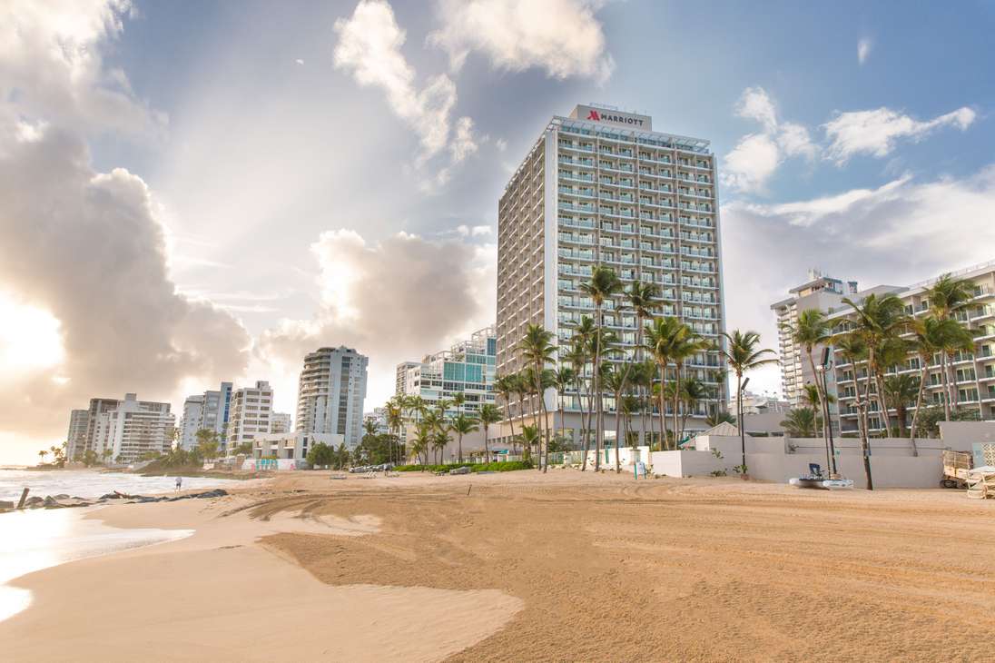 El hotel está en la primera línea de la playa, específicamente en la de Condado, una de las más populares de San Juan.