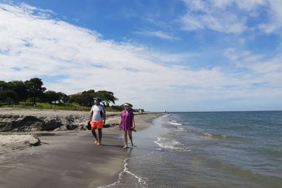 Con el Decreto 249 del 2 de octubre de 2020, la Alcaldía de Santa Marta modificó los horarios para que bañistas disfruten de las playas durante la pandemia. Es fundamental el uso del tapabocas, mientras no esté en el agua.