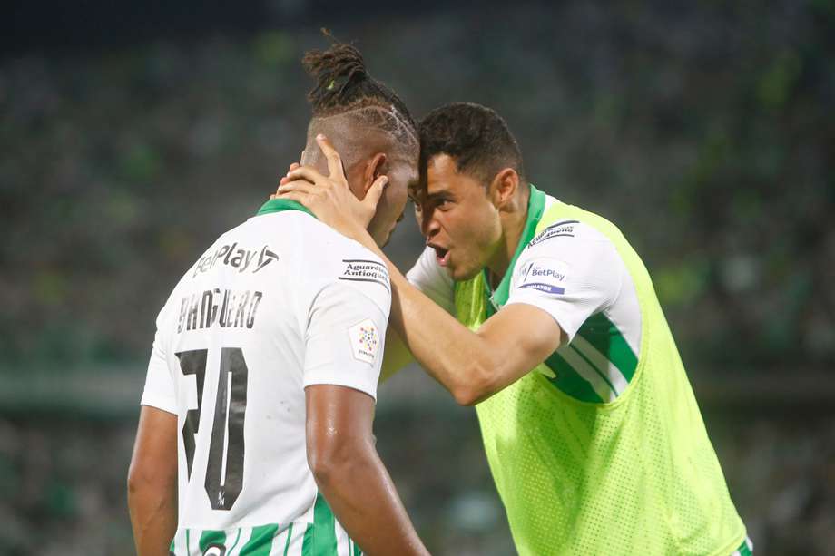 Danovis Banguero (izquierda) y Giovanni Moreno celebran uno de los goles de la victoria de Nacional sobre Tolima en el juego de ida por la final de la Liga BetPlay.