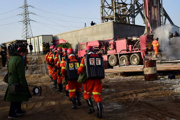 China: Al menos 12 mineros atrapados luego de una explosión siguen con vida