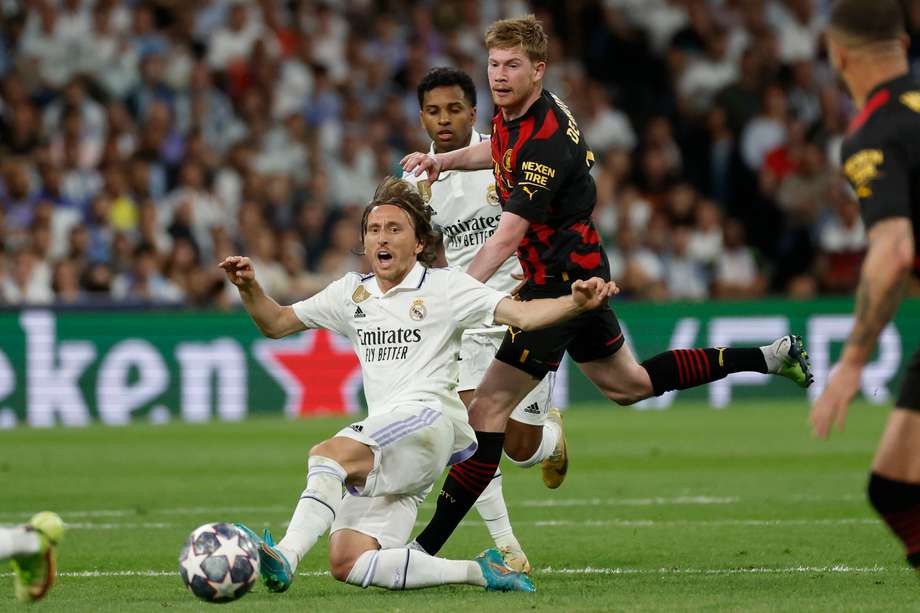 El centrocampista croata del Real Madrid Luka Modric (izq.) cae junto al belga Kevin De Bruyne, de Manchester City.