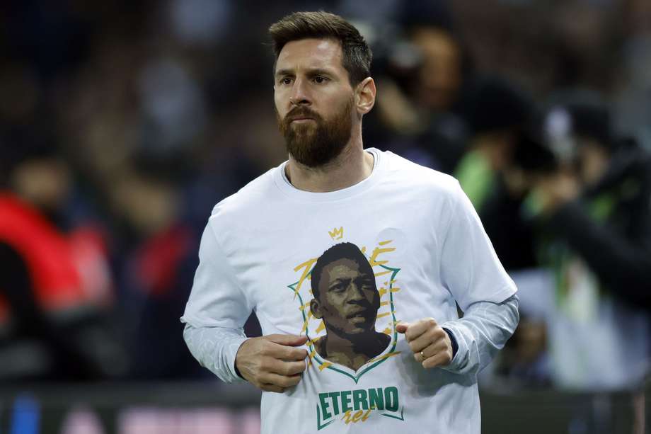 Lionel Messi en su regreso a PSG, después del campeonato mundial con Argentina, le rindió homenaje al recientemente fallecido Pelé. 