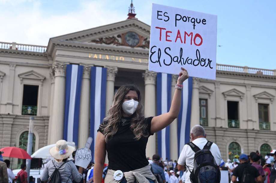 Este domingo los salvadoreños volvieron a protestar contra el presidente, Nayib Bukele; cero y van tres manifestaciones en su contra.