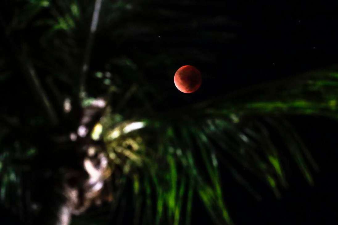 Fotografía de la luna durante un eclipse hoy, en Río de Janeiro (Brasil).