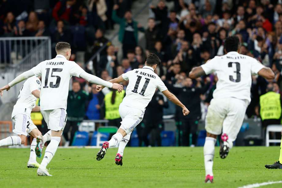 El delantero de Real Madrid Marco Asensio (cent.) celebra tras marcar el segundo gol ante el Chelsea, durante el partido de ida de cuartos de final de Liga de Campeones que Real Madrid y Chelsea FC disputaron este miércoles en el estadio Santiago Bernabéu.
