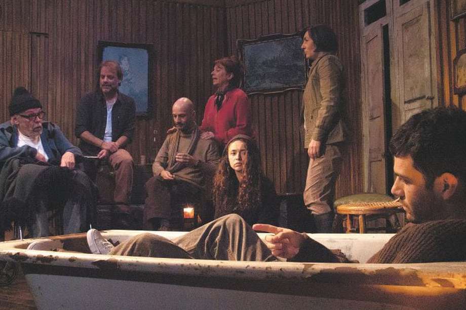  Miguel González (extremo derecho) junto a los demás actores de "La gaviota", dirigida por Juan Luna.