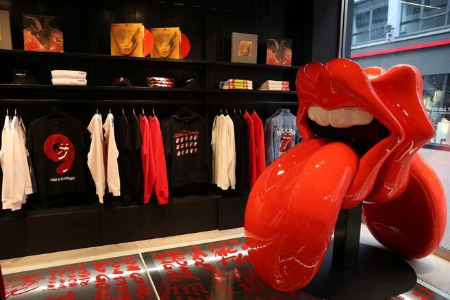 Una escultura de los famosos labios rojos con la lengua afuera, logo de los Rolling Stones, introduce a compradores y fans en el mundo sensorial de los Rolling Stones, que desde este miércoles tiene su emblemática tienda en Londres.