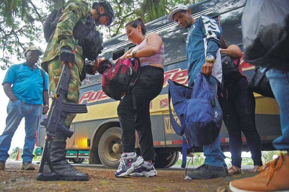 Militares requisan a ciudadanos durante un operativo de control este domingo 27 de octubre Jamundí (Valle del Cauca). EFE/ Ernesto Guzmán