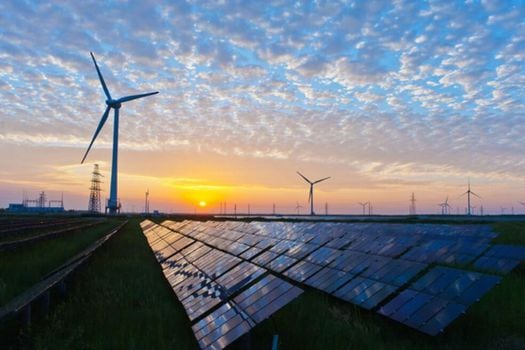 Los sistemas eléctricos basados en fuentes renovables, como la energía solar y la eólica, resistirán las consecuencias del cambio climático.  / Pixabay