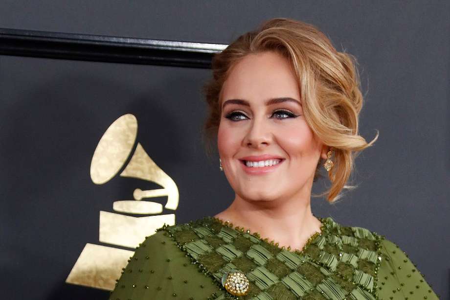 Adele dio la noticia del aplazamiento de su concierto en medio de lágrimas.