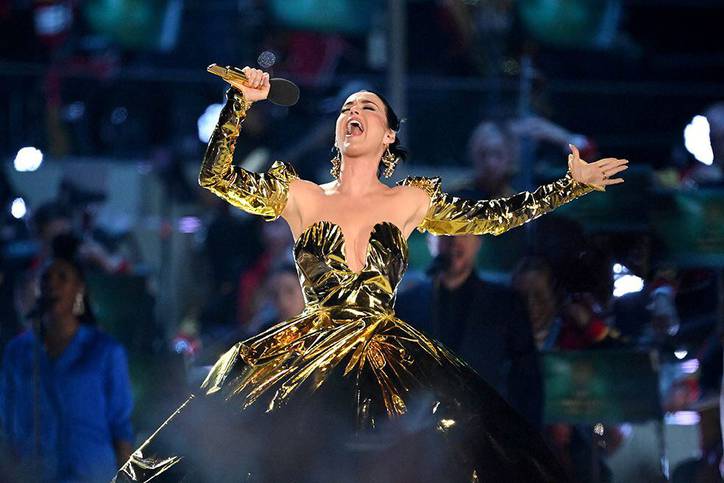 La norteamericana Katy Perry lució majestuosa con este vestido mientras interpretó Firework en una versión más ceremonial.
