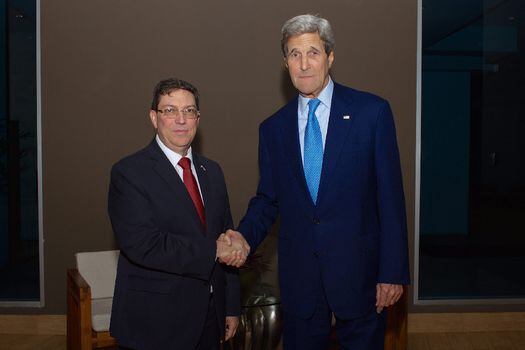 El canciller cubano, Bruno Rodríguez (izq.) y su homólogo de EE.UU., John Kerry. /AFP