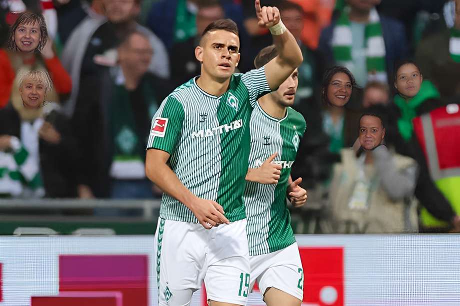 Rafael Santos Borré celebra su gol en el juego entre el Werder Bremen y Colonia en la Bundesliga.